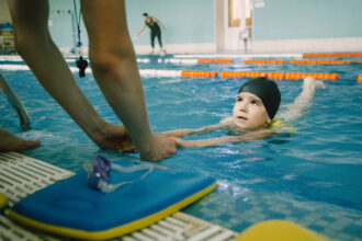 Inscrire son enfant de 10 ans à la natation à Paris : ce qu'il faut savoir