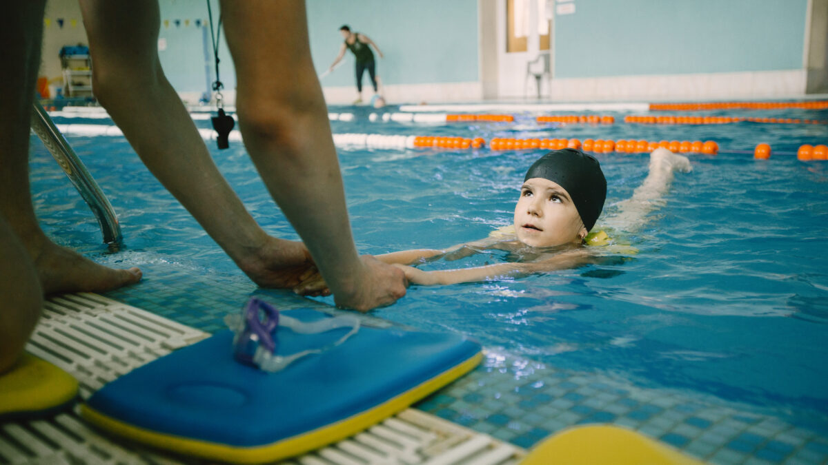 Inscrire son enfant de 10 ans à la natation à Paris : ce qu'il faut savoir