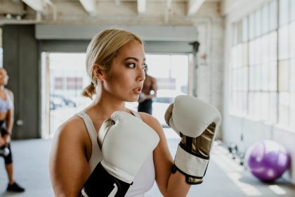 Muay thaï : pourquoi l'art des huit membres séduit autant les débutants que les sportifs aguerris ?