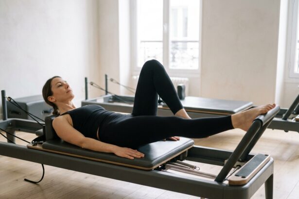 Femme pratiquant le Pilates Reformer dans un studio épuré à Paris, allongée sur le chariot et effectuant un exercice de jambes contrôlé